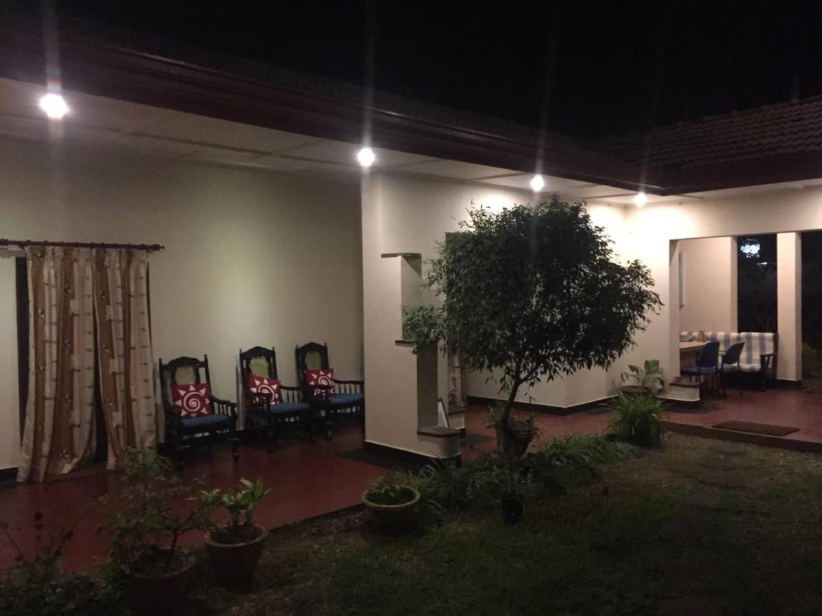 Hotel Shalini Anurâdhapura Extérieur photo