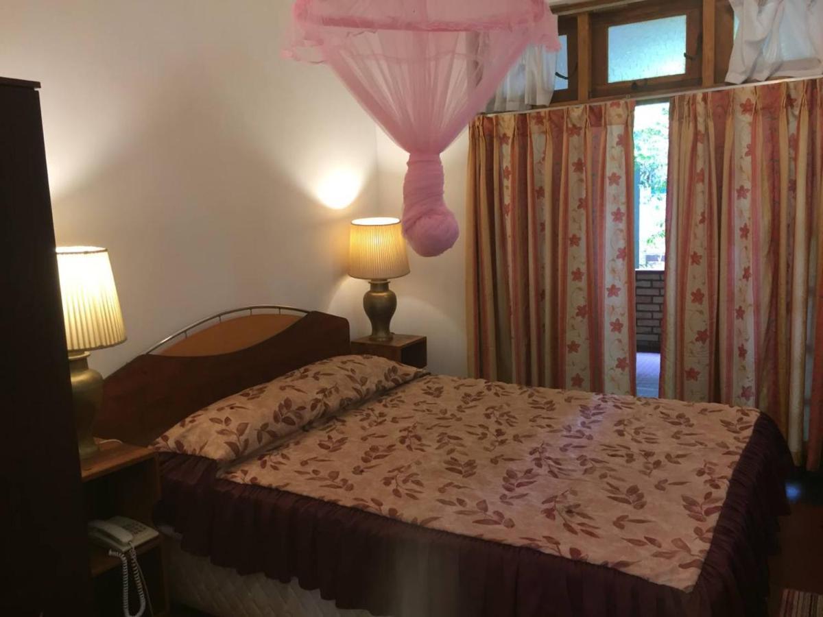 Hotel Shalini Anurâdhapura Extérieur photo