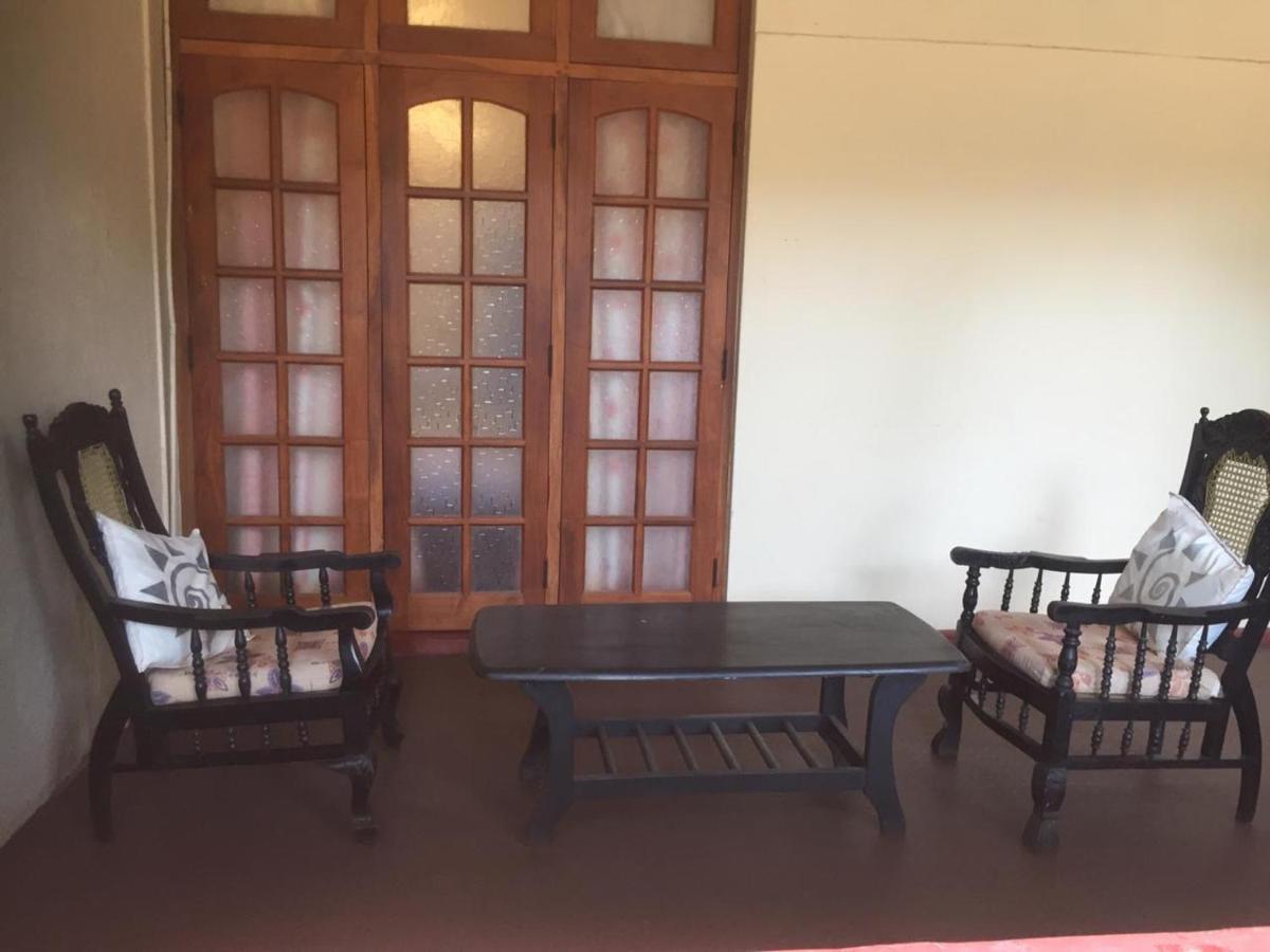 Hotel Shalini Anurâdhapura Extérieur photo