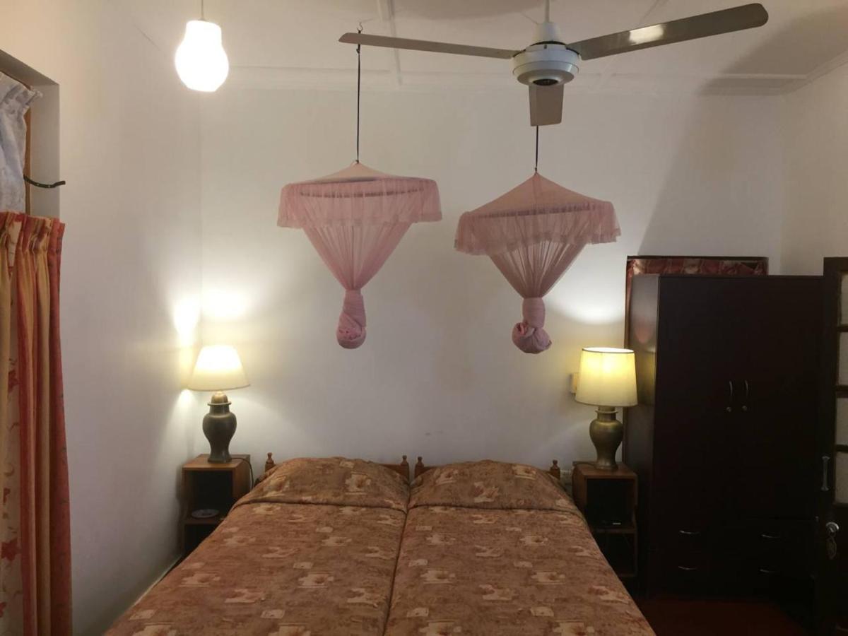 Hotel Shalini Anurâdhapura Extérieur photo