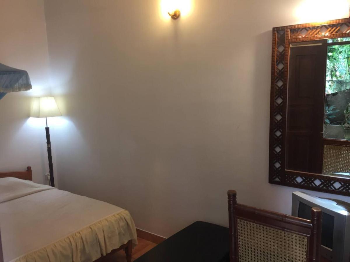 Hotel Shalini Anurâdhapura Extérieur photo