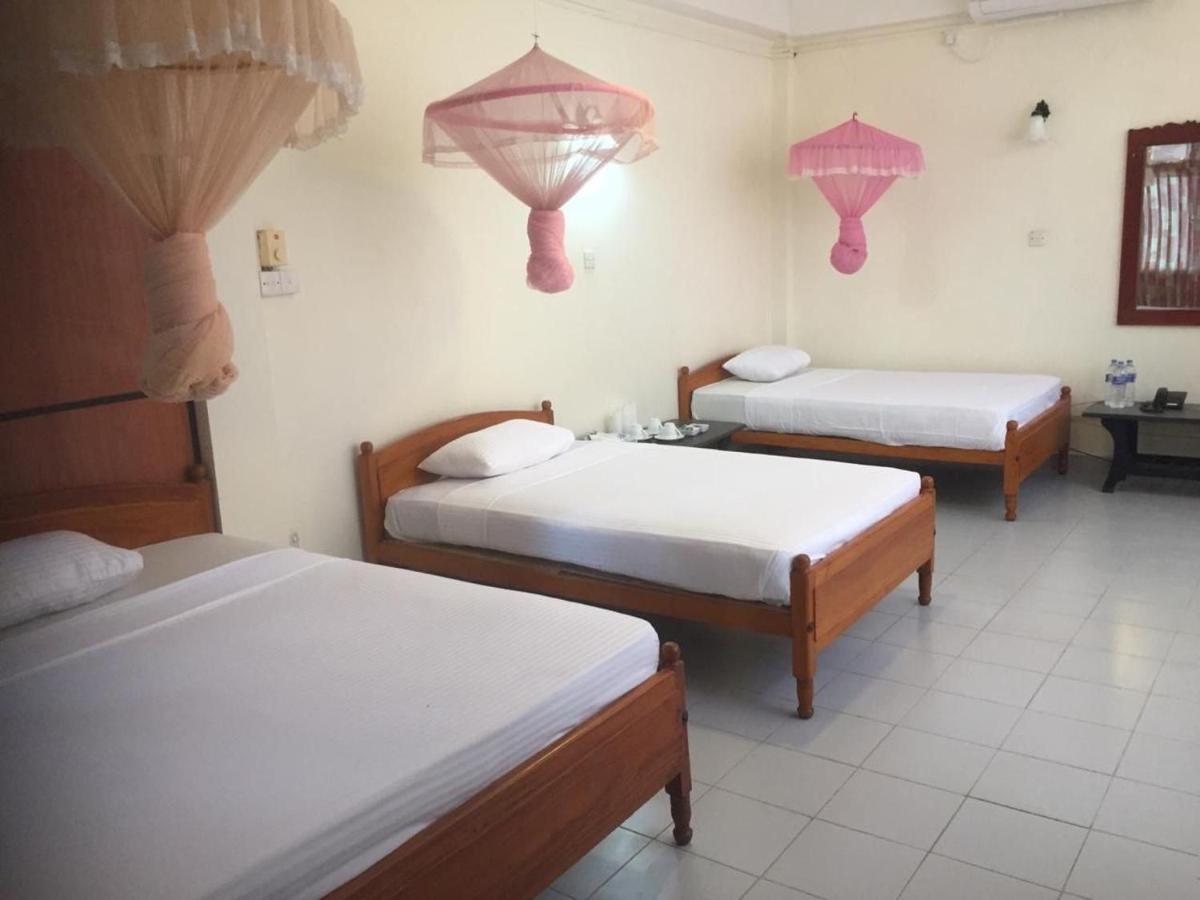 Hotel Shalini Anurâdhapura Extérieur photo