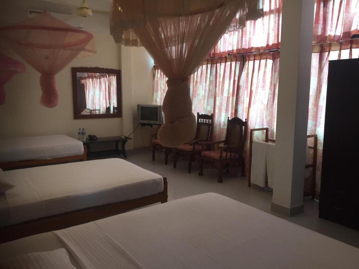 Hotel Shalini Anurâdhapura Extérieur photo