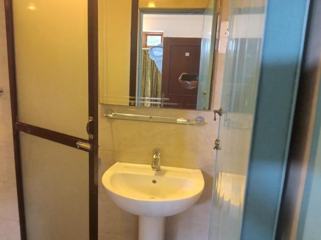 Hotel Shalini Anurâdhapura Extérieur photo