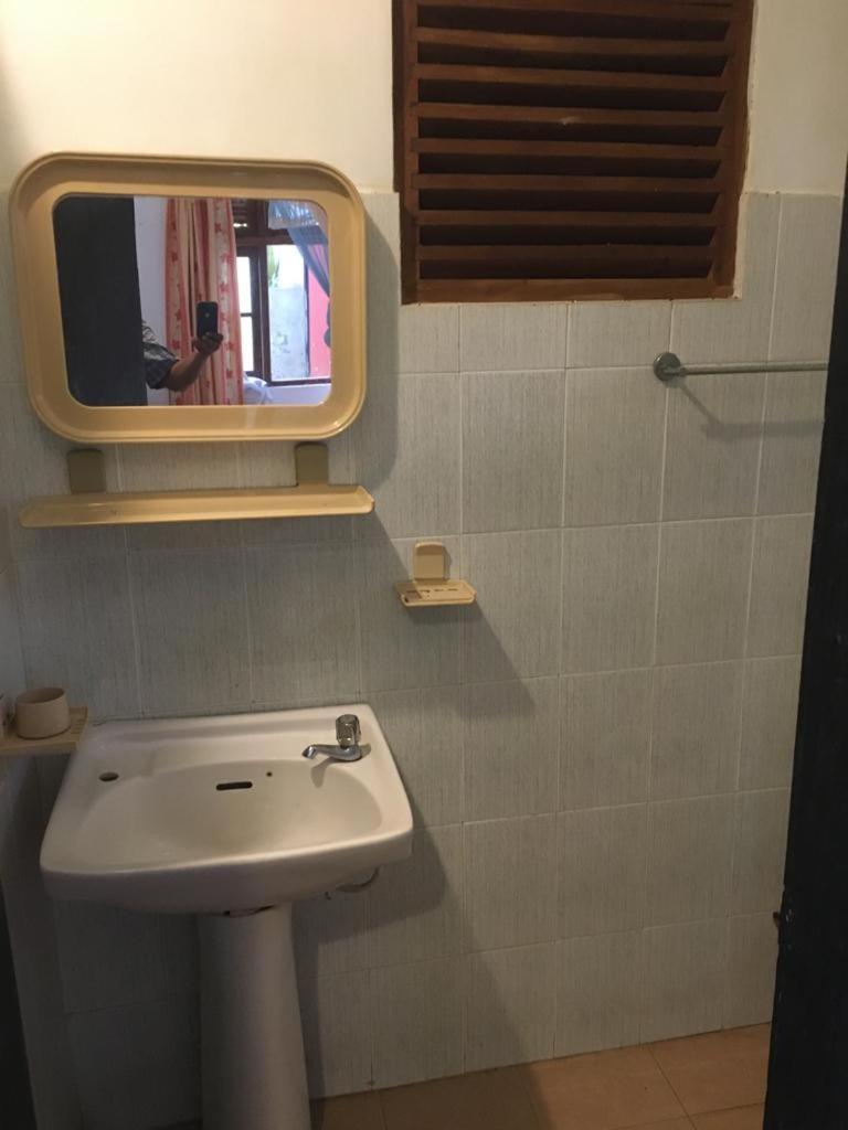 Hotel Shalini Anurâdhapura Extérieur photo
