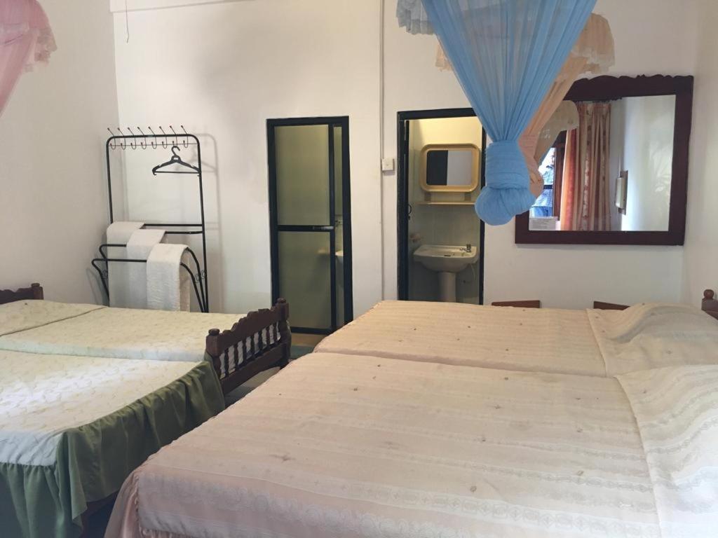 Hotel Shalini Anurâdhapura Extérieur photo